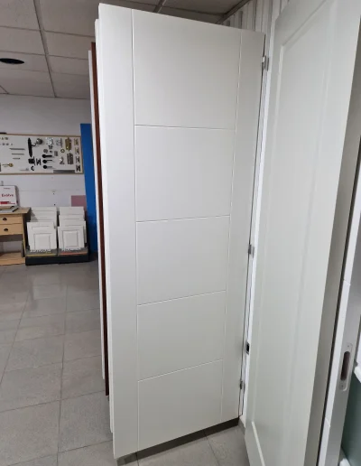 PUERTA ESCALERA LACADA