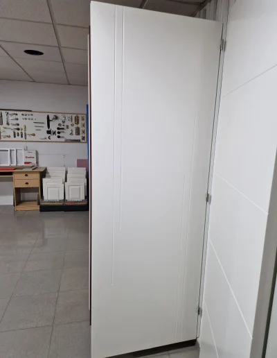 PUERTA LINEAS VERTICALES
