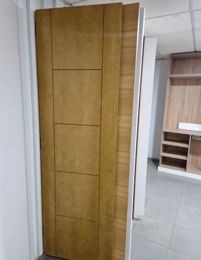 PUERTA MODELO ESCALERA BARNIZADA